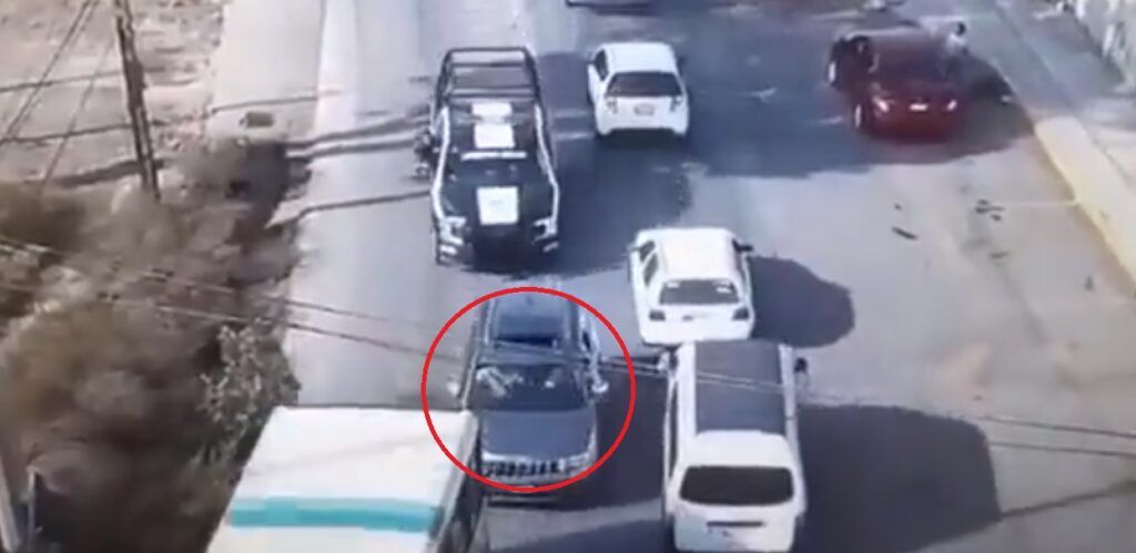Octavio Ocaña y policías 