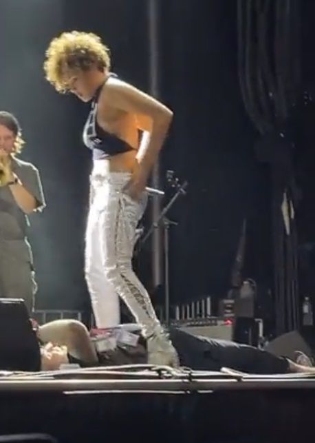 Sophia Urista. Cantante orina sobre fan en concierto |VIDEO