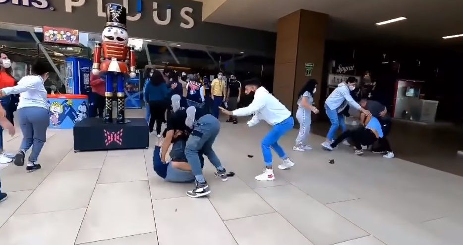 Jóvenes se agarran a golpes en preventa de Spider Man |VIDEO