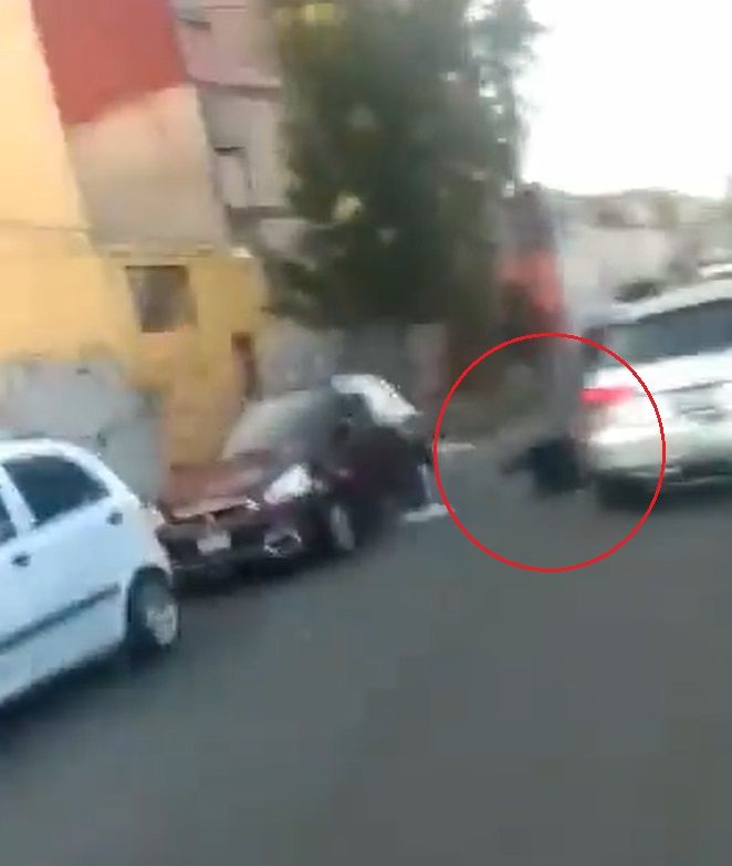 Conductor de Audi arrastra y atropella a policía de tránsito