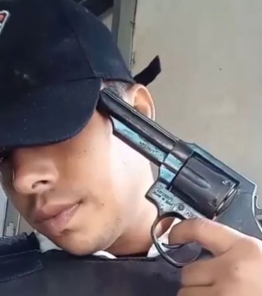 Guardia se dispara por accidente al hacer reto en TikTok