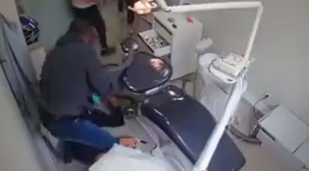 Paciente somete a ladrones en consultorio dental |VIDEO