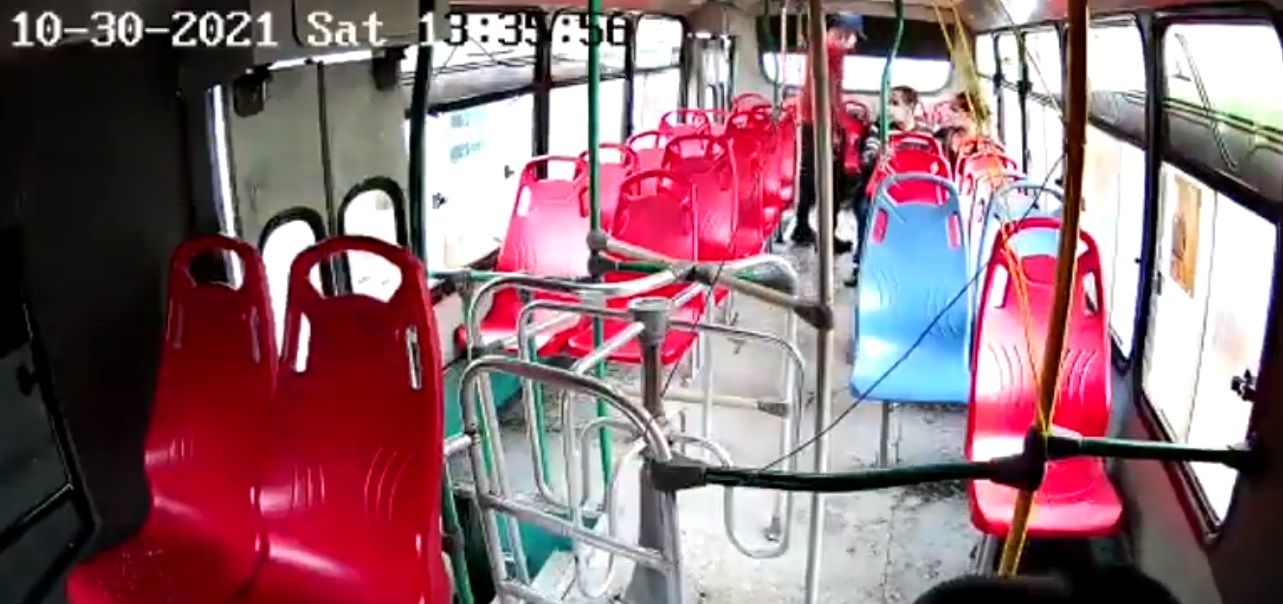 Golpiza a ladrón de autobús se hace viral