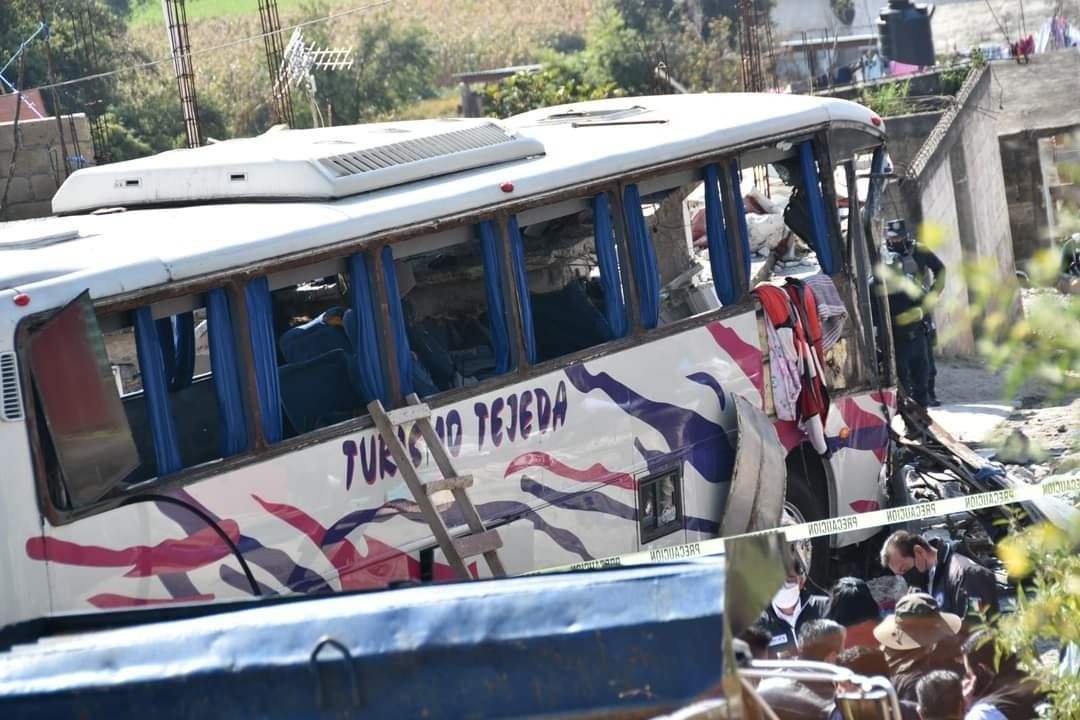 Edomex. Autobús choca contra casa en Joquicingo |VIDEO