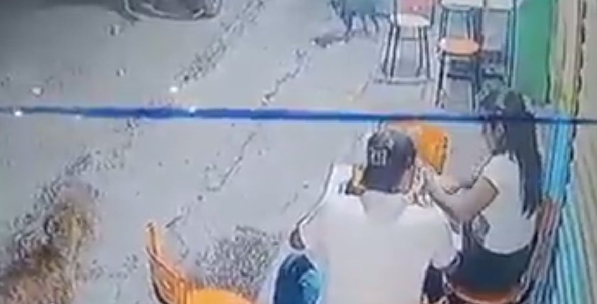 Mujer noquea a hombre y le da sillazo por agredirla |VIDEO