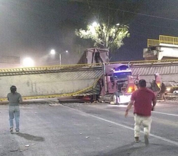 Tráiler tira puente peatonal en la México-Texcoco