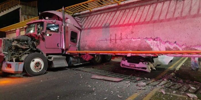 Tráiler derriba puente peatonal en la México-Texcoco