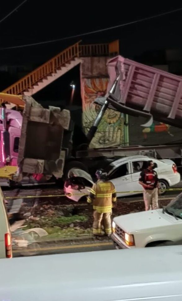 Tráiler derriba puente peatonal en la México-Texcoco