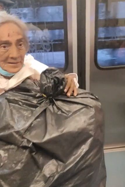 CDMX. Mujer realiza supuesto exorcismo en el Metro