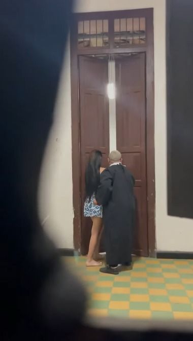 Pastor reacciona a video de sacerdote con una mujer