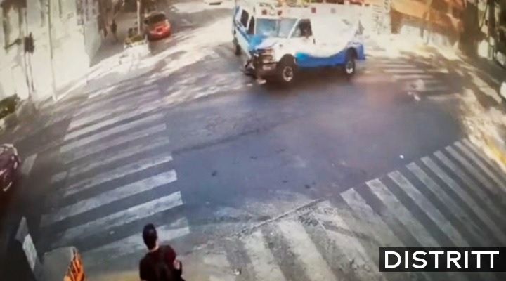 CDMX. Chocan ambulancias en la colonia Roma; difunden video