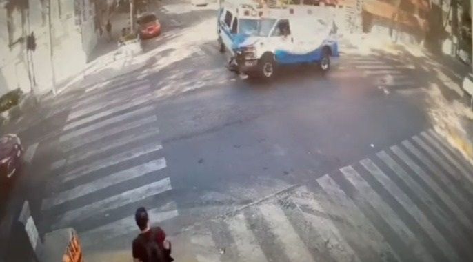 CDMX. Chocan ambulancias en la colonia Roma; difunden video 