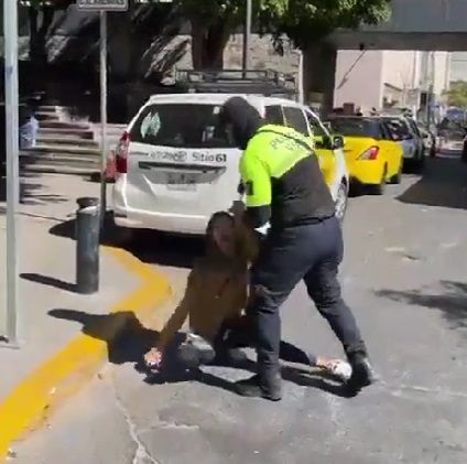 Policía agrede a embarazada en Guadalajara; video causa polémica en redes