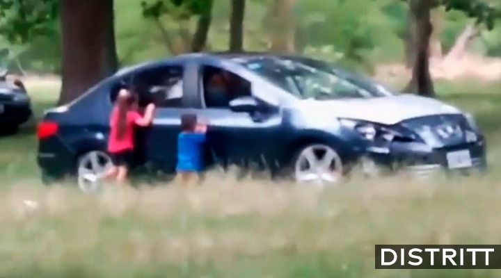 Pareja baja a hijos del auto para tener relaciones |VIDEO