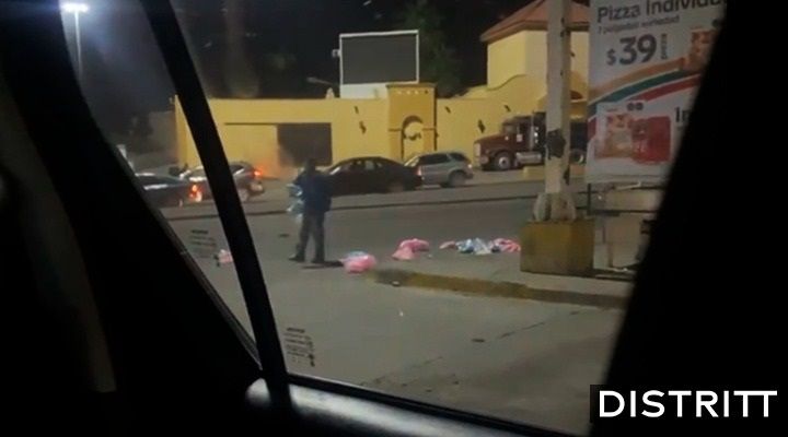 Hombre tira sus algodones de azúcar; nadie le compró