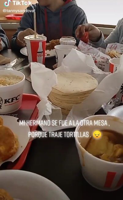 Joven cambia de mesa porque su familia llevó tortillas a KFC