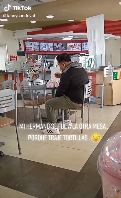 Joven cambia de mesa porque su familia llevó tortillas a KFC