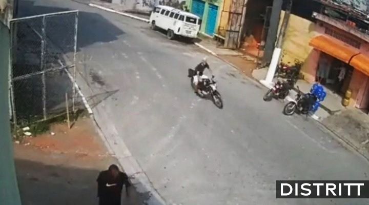 Motociclista pierde la pierna tras chocar con auto