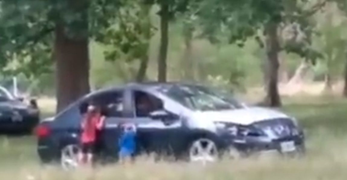 Pareja baja a hijos del auto para tener relaciones |VIDEO