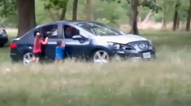 Pareja baja a hijos del auto para tener relaciones |VIDEO