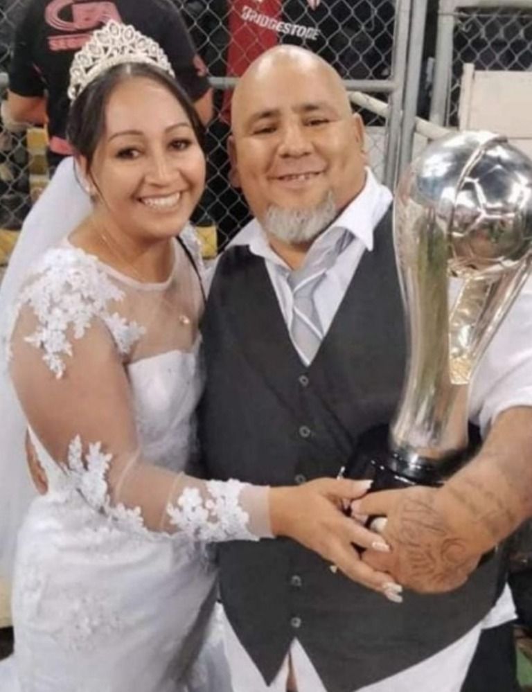 Recién casados se toman foto con la copa