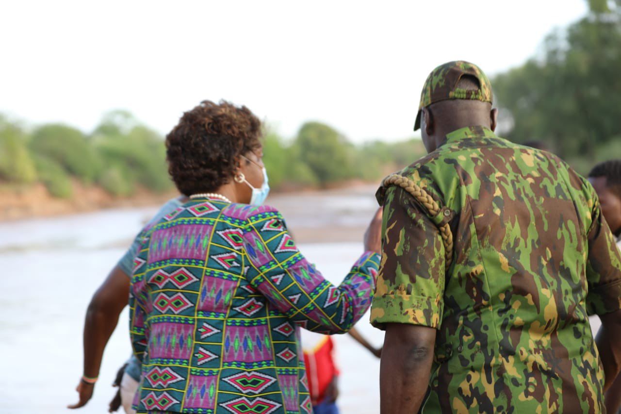 Kenia. Autobús intenta cruzar río y se hunde |VIDEO