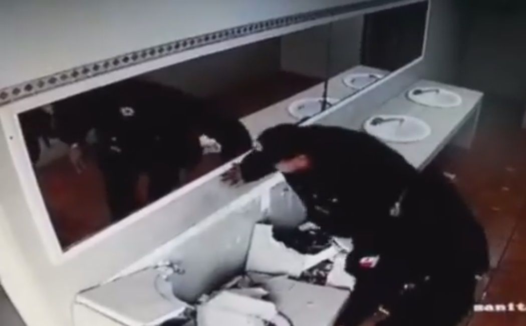 Video de policías rompiendo baño se hace viral