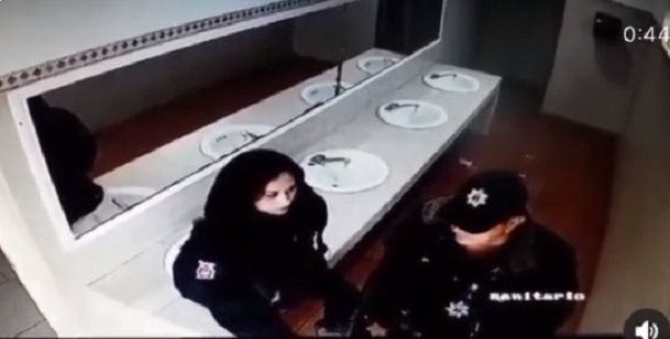 Policías sufren accidente por romancear en baño público; video se hace viral