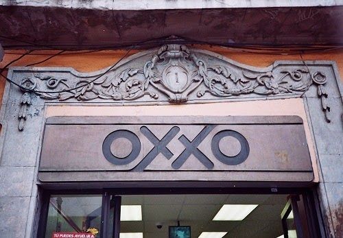 Cambian logo de Oxxo como si fuera marca de lujo