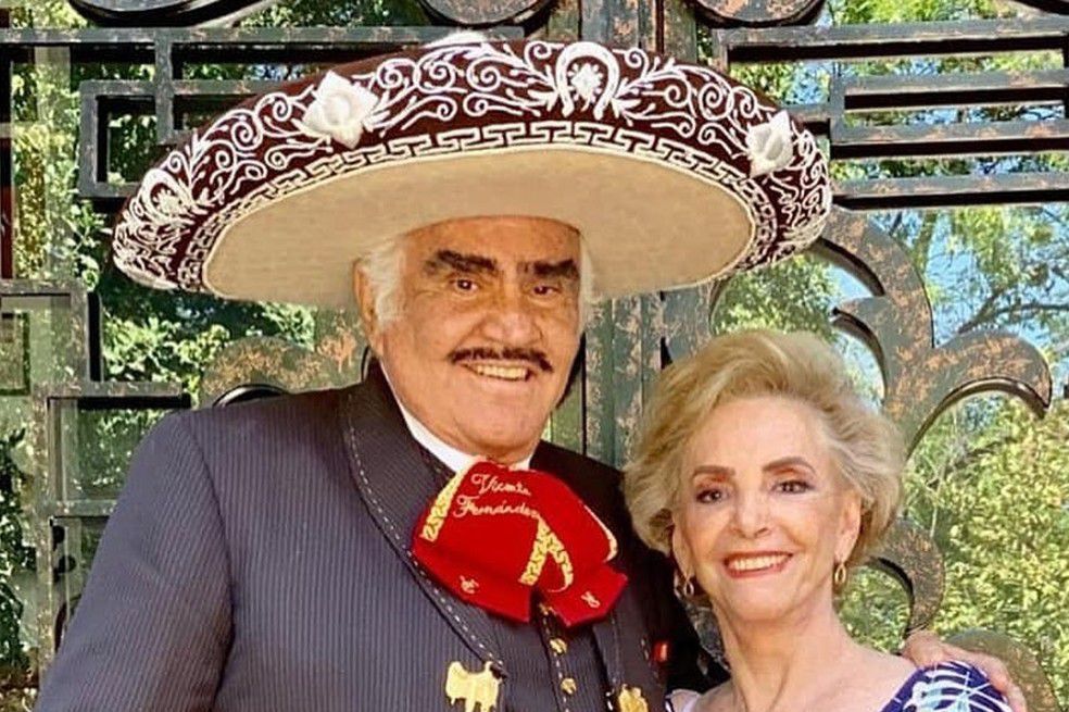 Romances de Vicente Fernández y su esposa