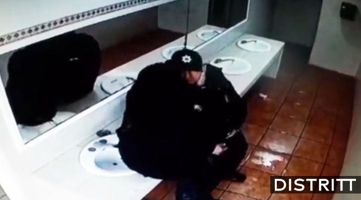 Policías sufren accidente por romancear en baño público; video se hace viral