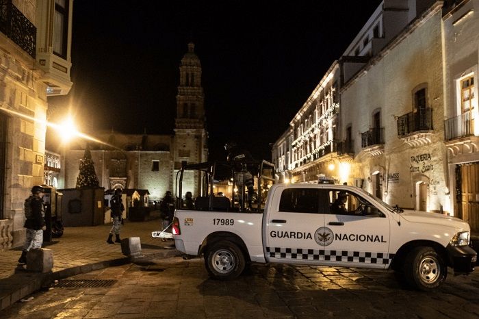 Dejan camioneta con cuerpos en árbol de Navidad en Zacatecas