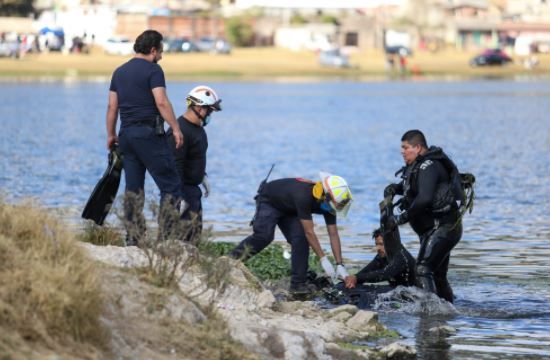 Joven muere ahogado en La Marquesa; amigos aventaron sus tenis a la laguna