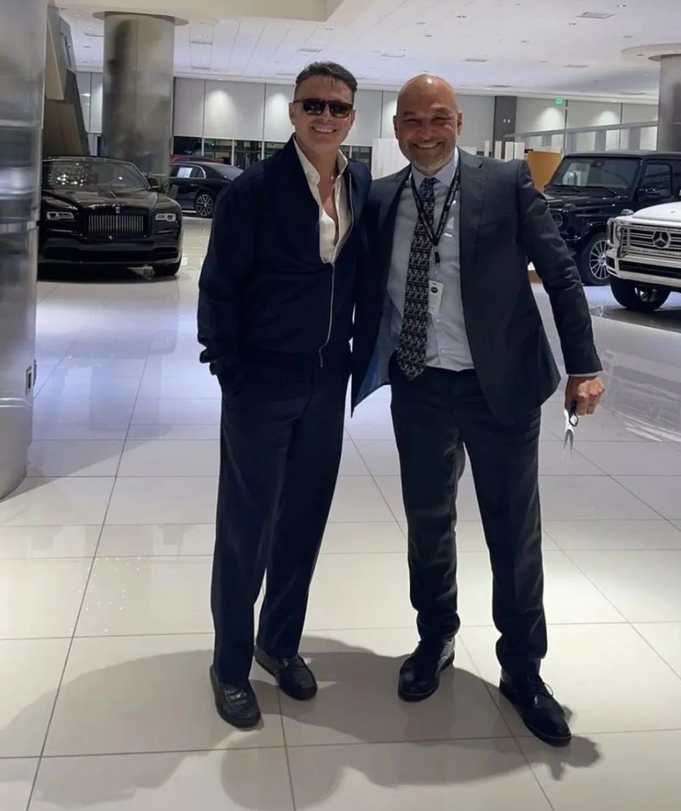 Captan a Luis Miguel comprando un Rolls-Royce