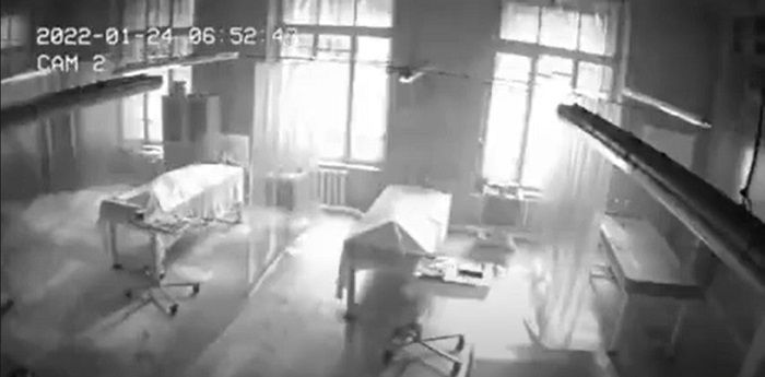 Captan momento en que supuesto cadáver vuelve a la vida en la morgue |VIDEO