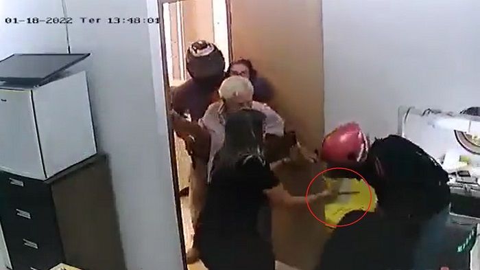 Mujer apuñala a ladrón que intentó robar relojería