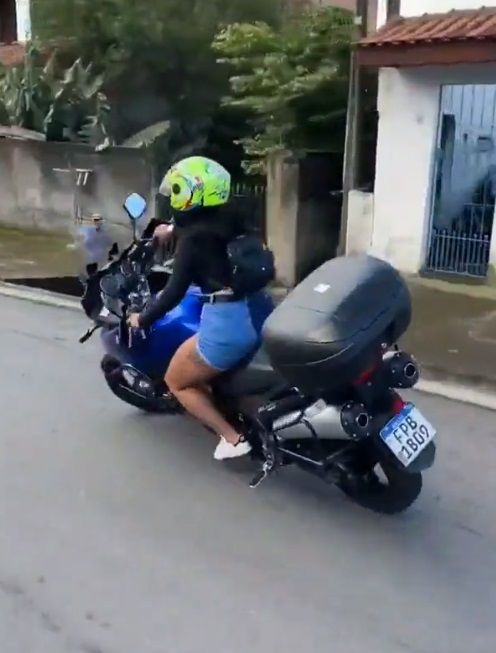 Video de mujer que cae de moto se hace viral