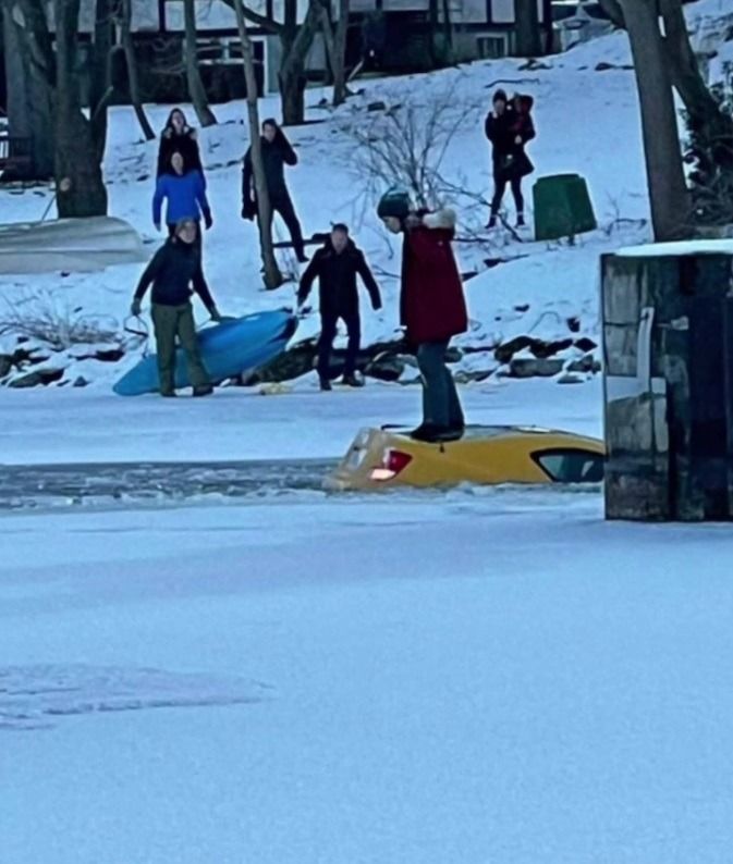 Mujer cae a río congelado por conducir a exceso de velocidad