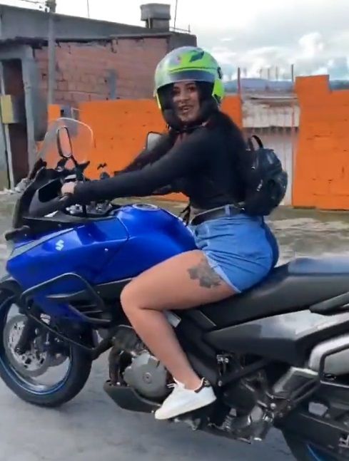 Mujer se cae de motocicleta mientras la grababan |VIDEO