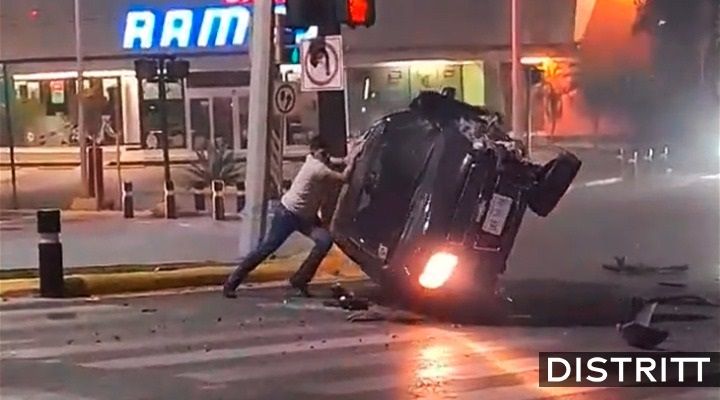 Nuevo León. Hombre voltea su auto tras volcarse