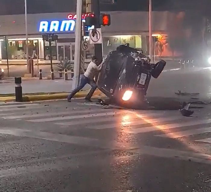 Nuevo León. Hombre voltea su auto tras volcarse