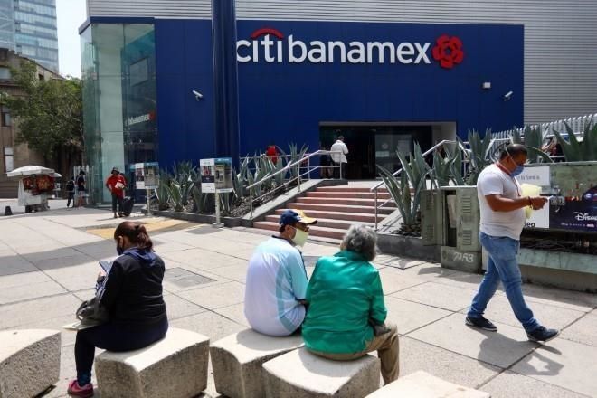 Ricardo Salinas busca comprar Banamex; le debe al SAT