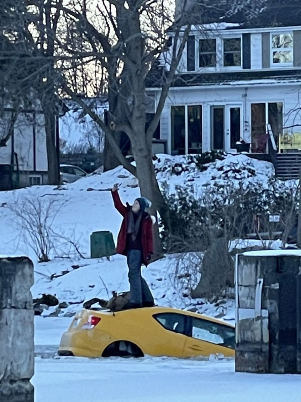 Se toma selfie mientras vecinos intentan rescatarla