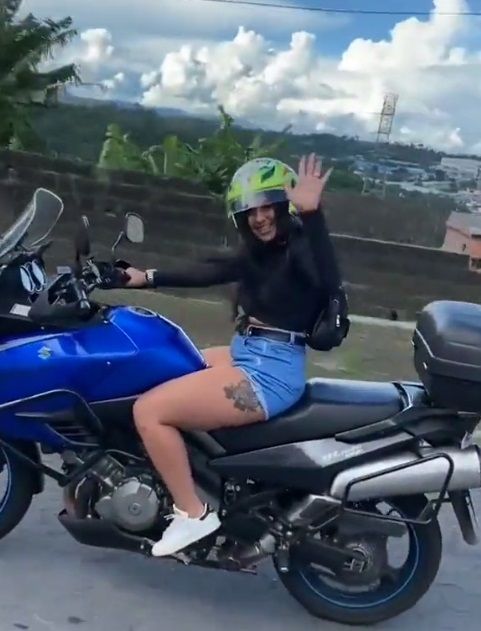 Mujer se cae de motocicleta mientras la grababan |VIDEO