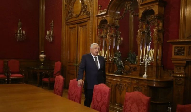 López Obrador muestra Palacio Nacional a reporteros