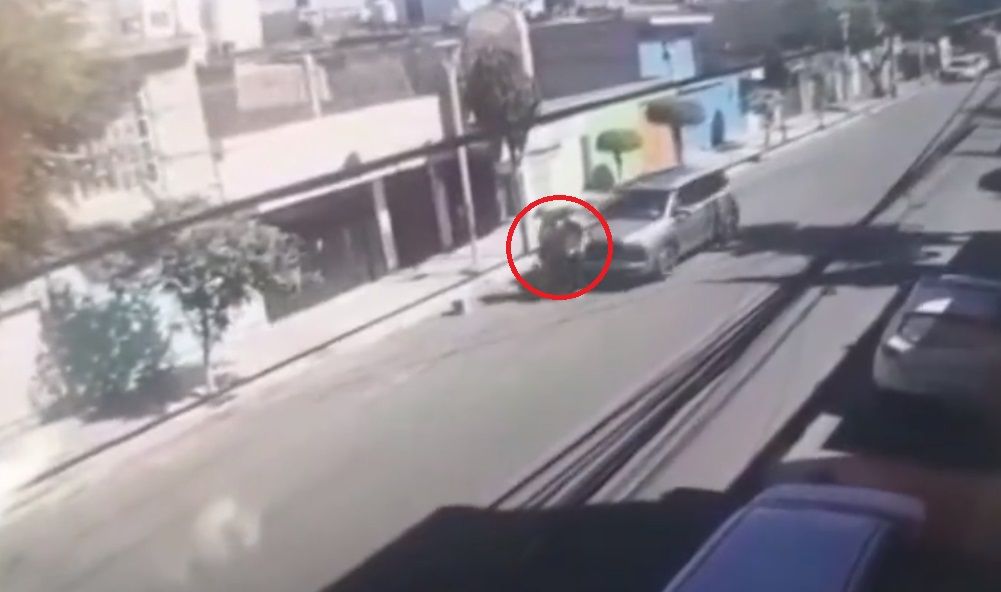 CDMX. Conductor atropella a pareja en Iztacalco |VIDEO