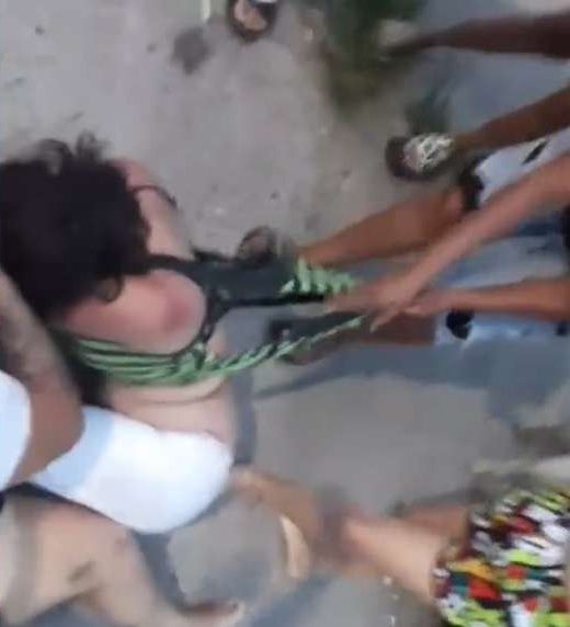 Golpean a mujer acusada de matar a bebé