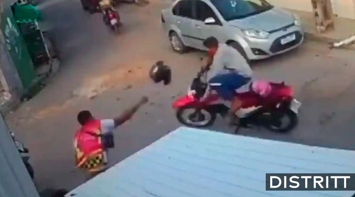 Hombre frustra asalto aventándole un casco a ladrón |VIDEO