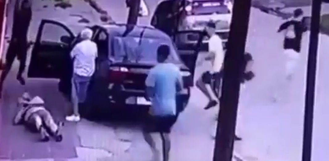 Ladrones golpean a ancianos para robarles su auto |VIDEO