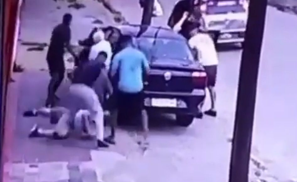 Ladrones golpean a ancianos para robarles su auto |VIDEO